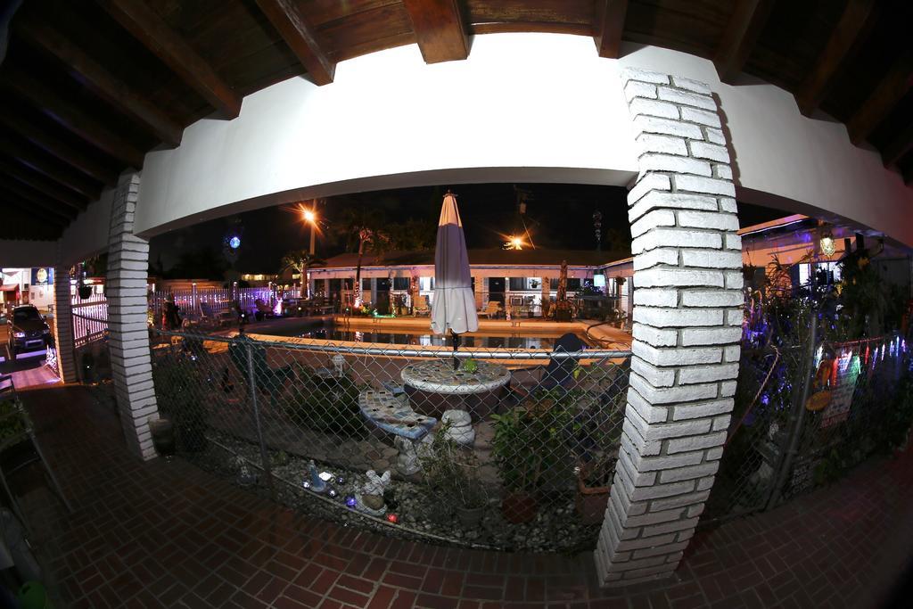 Adobe Hacienda Motel Голливуд Экстерьер фото